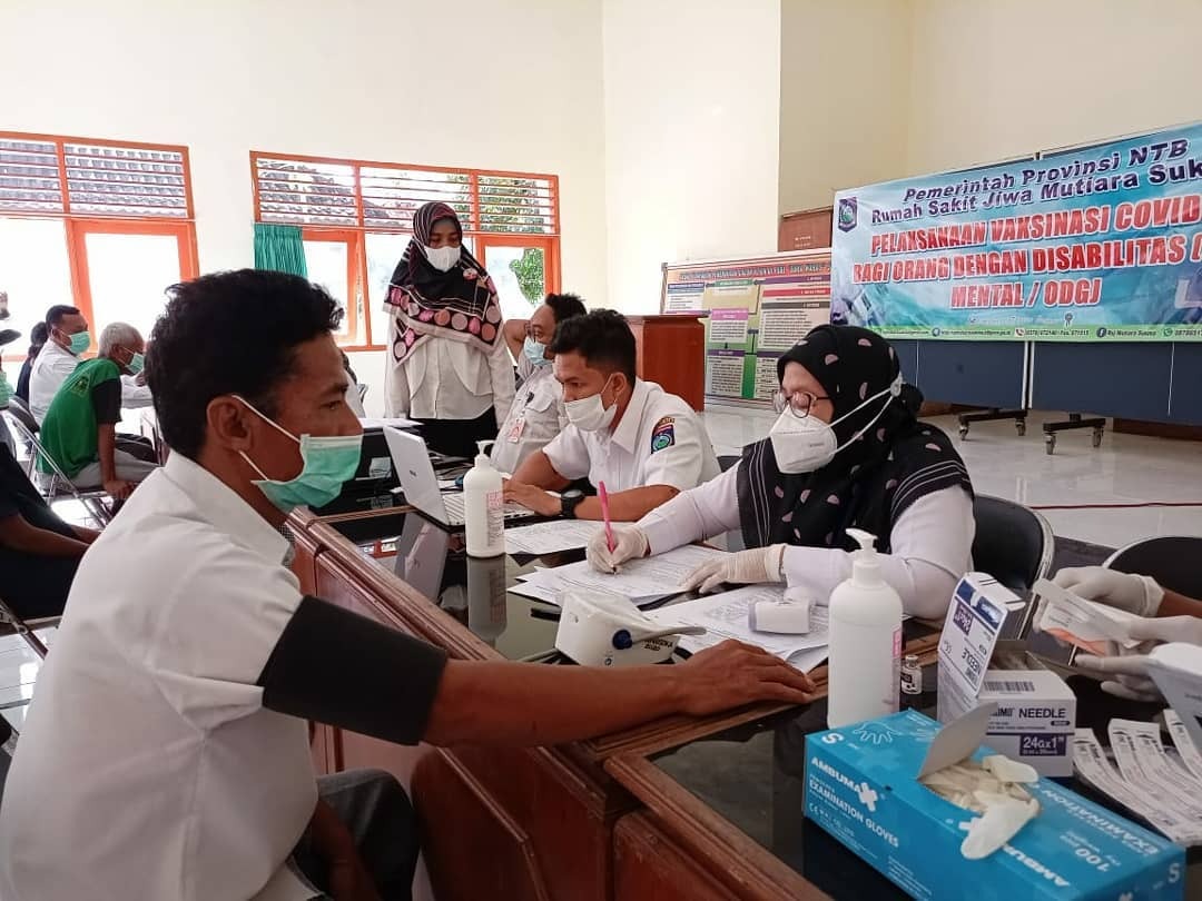 DIREKTUR BERSAMA TIM VAKSINASI DAN MOBILE KLINIK LAKSANAKAN PERCEPATAN VAKSINASI DI PSBL MUTMAINAH SELEBUNG LOTENG